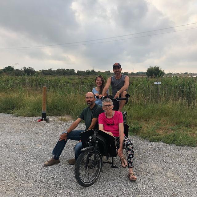 Un nouveau monde: Genève-Ostende à vélo avec la journaliste Lucile Solari, le yak et un technicien son