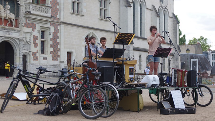 Cyclophonies, les musiciens et musiciennes de La Poursuite arrivent à vélo, avec leur  scène roulante, pour vous proposer une échappée musicale.